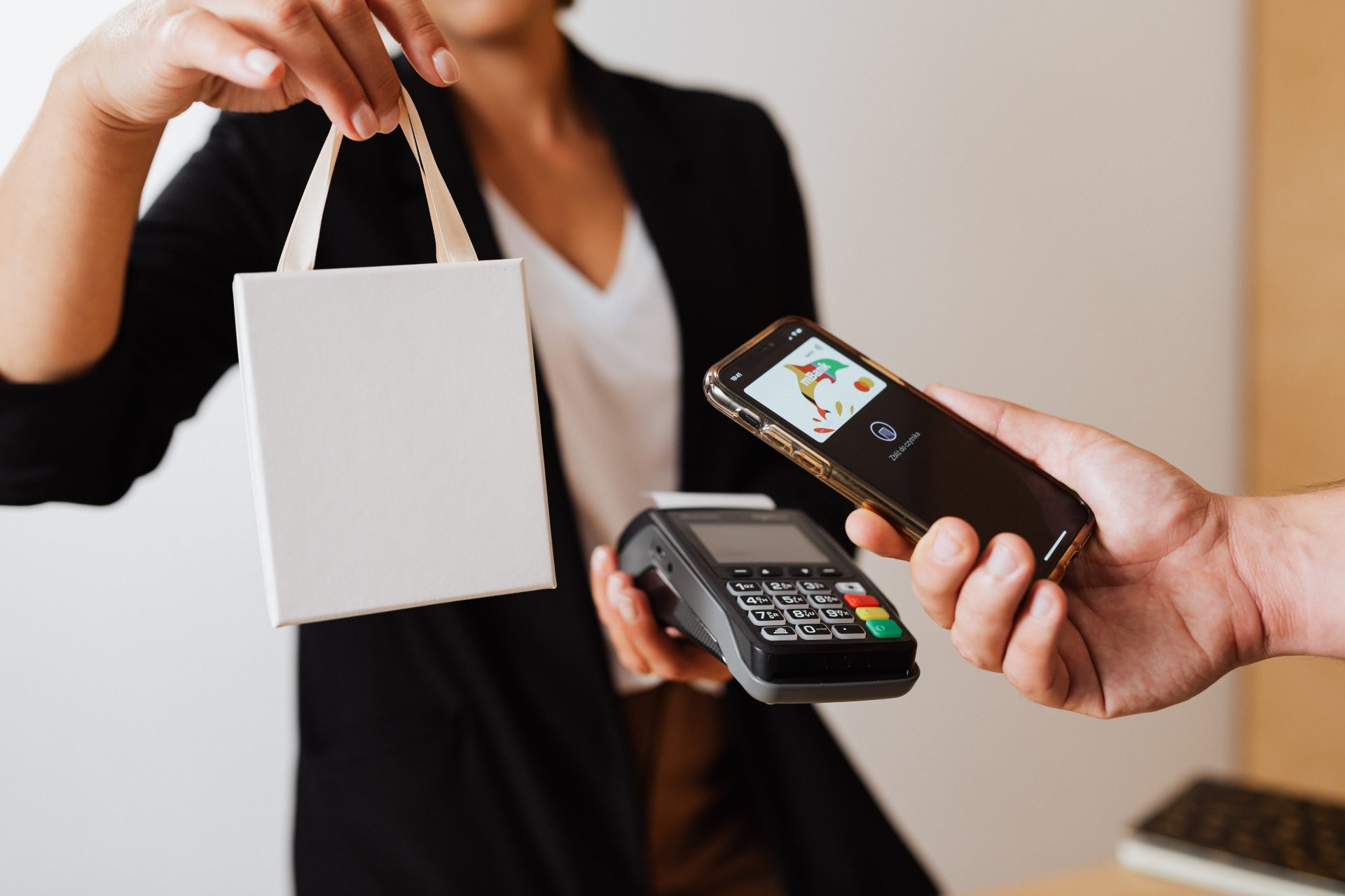 FNB has launchhed Apple Pay. Photo by Karolina Grabowska from Pexels