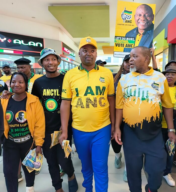 Mantashe hails grants as community lashes ANC for 'eating alone'