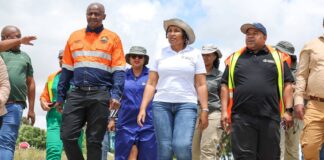 Minister of human settlements Thembi Simelane flanked by the premier of Free State Maqueen Letsoha-Mathae, MEC of Cogta and Human Settlements, Saki Mokoena and the mayor of Dihlabeng at the oversight visit of the housing project in Bethlehem, Free State